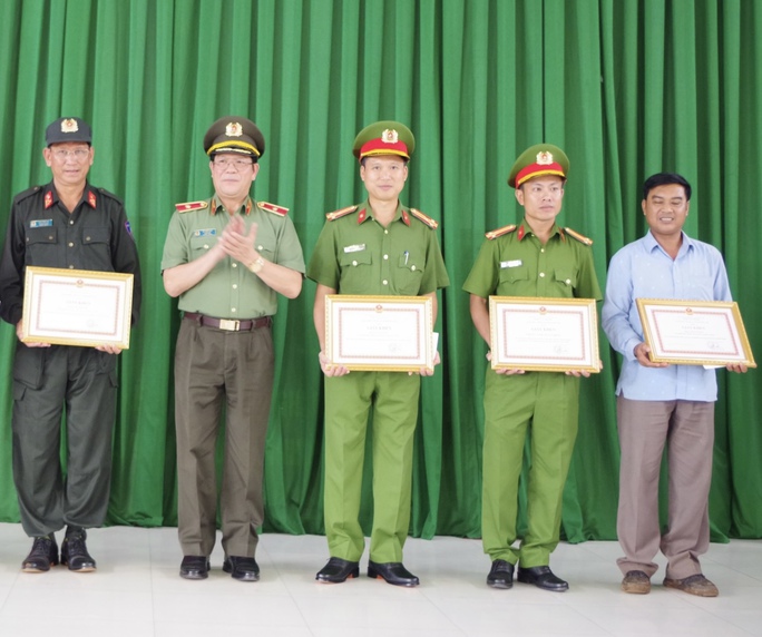 Thưởng nóng 5 người dân và các đơn vị bắt giữ 3 đối tượng truy nã đặc biệt ở Đắk Lắk - Ảnh 6.