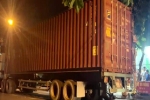 Sau âm thanh lớn, 1 người nằm chết cạnh xe container ở TP HCM