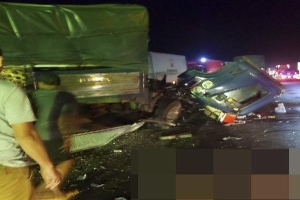 Tai nạn trên cao tốc Vĩnh Hảo - Phan Thiết, xe tải rớt đầu cabin