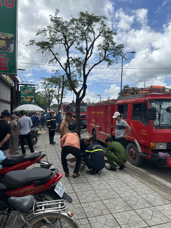 5 nhân viên vệ sinh gặp nạn nghiêm trọng ở Bình Chánh, TP HCM - Ảnh 1.