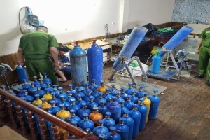 Hà Nội: Triệt phá cơ sở san chiết 'khí cười', thu giữ gần 200 bình khí