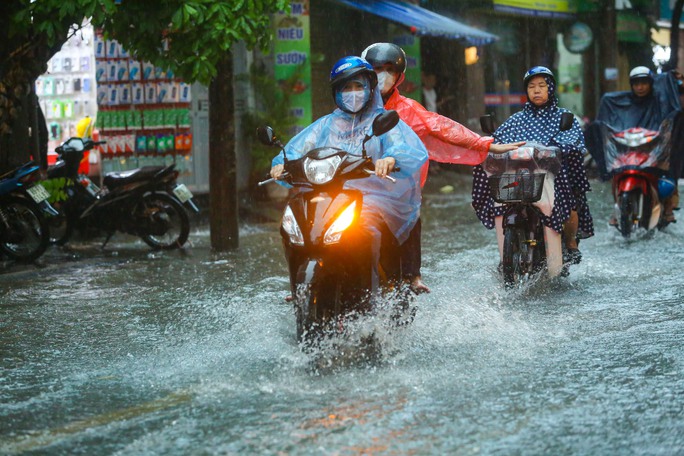 Mưa lớn khiến nhiều tuyến phố ở Hà Nội ngập sâu, hàng loạt phương tiện chết máy - Ảnh 1.