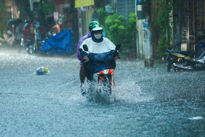 Mưa lớn khiến nhiều tuyến phố ở Hà Nội ngập sâu, hàng loạt phương tiện chết máy - Ảnh 2.