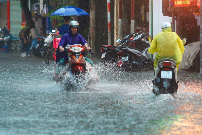 Mưa lớn khiến nhiều tuyến phố ở Hà Nội ngập sâu, hàng loạt phương tiện chết máy - Ảnh 4.