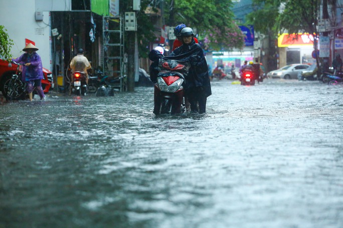 Mưa lớn khiến nhiều tuyến phố ở Hà Nội ngập sâu, hàng loạt phương tiện chết máy - Ảnh 9.