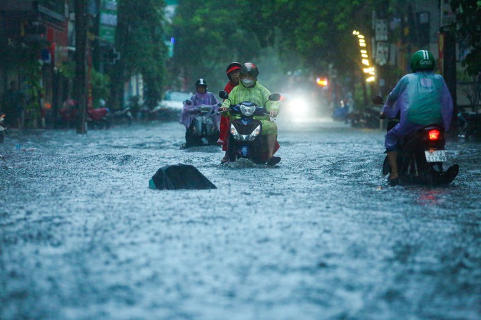 Mưa lớn khiến nhiều tuyến phố ở Hà Nội ngập sâu, hàng loạt phương tiện chết máy - Ảnh 11.