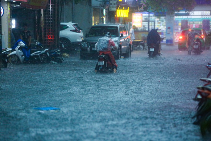 Mưa lớn khiến nhiều tuyến phố ở Hà Nội ngập sâu, hàng loạt phương tiện chết máy - Ảnh 14.