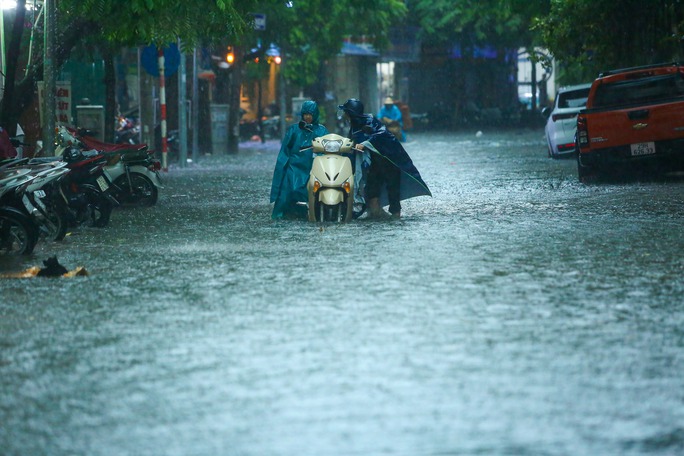 Mưa lớn khiến nhiều tuyến phố ở Hà Nội ngập sâu, hàng loạt phương tiện chết máy - Ảnh 15.