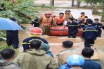 Công an nỗ lực ứng cứu tài sản của người dân bị ảnh hưởng do mưa lũ