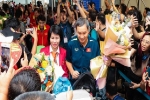HLV Mai Đức Chung cùng nữ tuyển thủ tươi rói trở về sau hành trình World Cup lịch sử