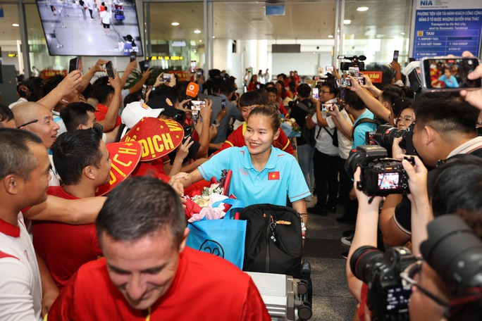 HLV Mai Đức Chung cùng nữ tuyển thủ tươi rói trở về sau hành trình World Cup lịch sử - Ảnh 2.