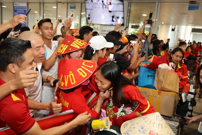 HLV Mai Đức Chung cùng nữ tuyển thủ tươi rói trở về sau hành trình World Cup lịch sử - Ảnh 6.