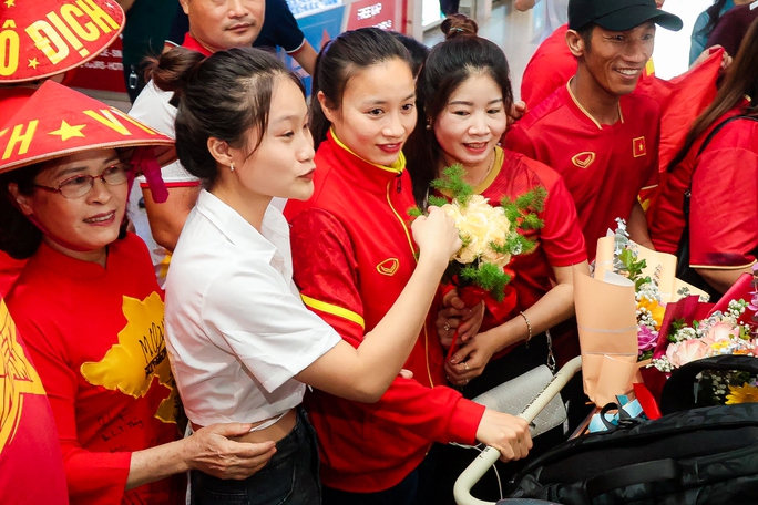 HLV Mai Đức Chung cùng nữ tuyển thủ tươi rói trở về sau hành trình World Cup lịch sử - Ảnh 12.