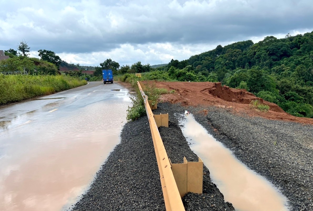 Dân sinh - Đắk Nông: Sạt lở nghiêm trọng do mưa lũ, một phần nhà dân rơi xuống suối (Hình 4).