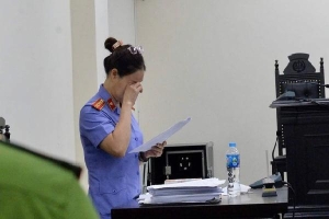 Nữ kiểm sát viên khóc khi đọc cáo trạng vụ cháy quán karaoke làm 3 cảnh sát hi sinh