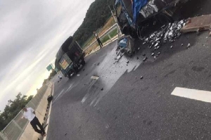 Thay lốp ôtô trên cao tốc, tài xế và thợ sửa bị tông thương vong