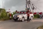 Clip: Người đàn ông hốt hoảng khi thấy ôtô cố tình vượt qua đường ray