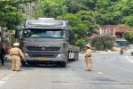 Nghệ An: Xử lý xe chở quặng vi phạm giao thông trên Quốc lộ 7