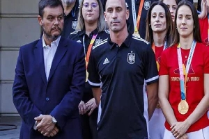 Diễn biến mới vụ chủ tịch LĐBĐ Tây Ban Nha hôn môi nữ cầu thủ