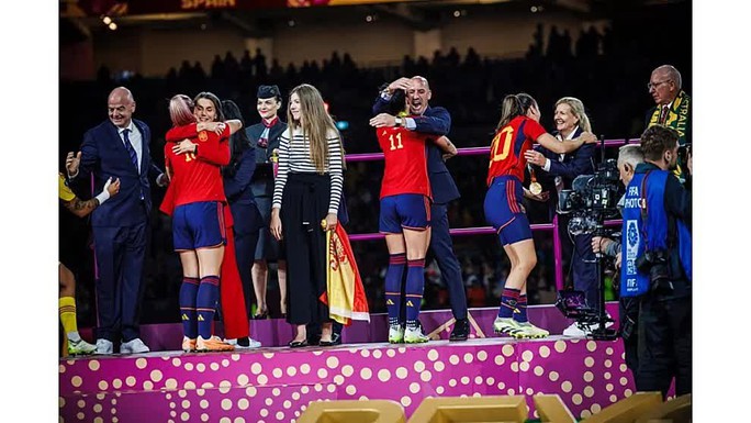 Vụ Chủ tịch LĐBĐ Tây Ban Nha khóa môi: 81 cầu thủ nữ đình công, FIFA tạm cấm 90 ngày - Ảnh 2.