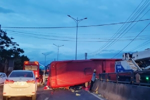 Quảng Bình: Tai nạn xe khách ở gần cầu Gianh, 5 người bị thương