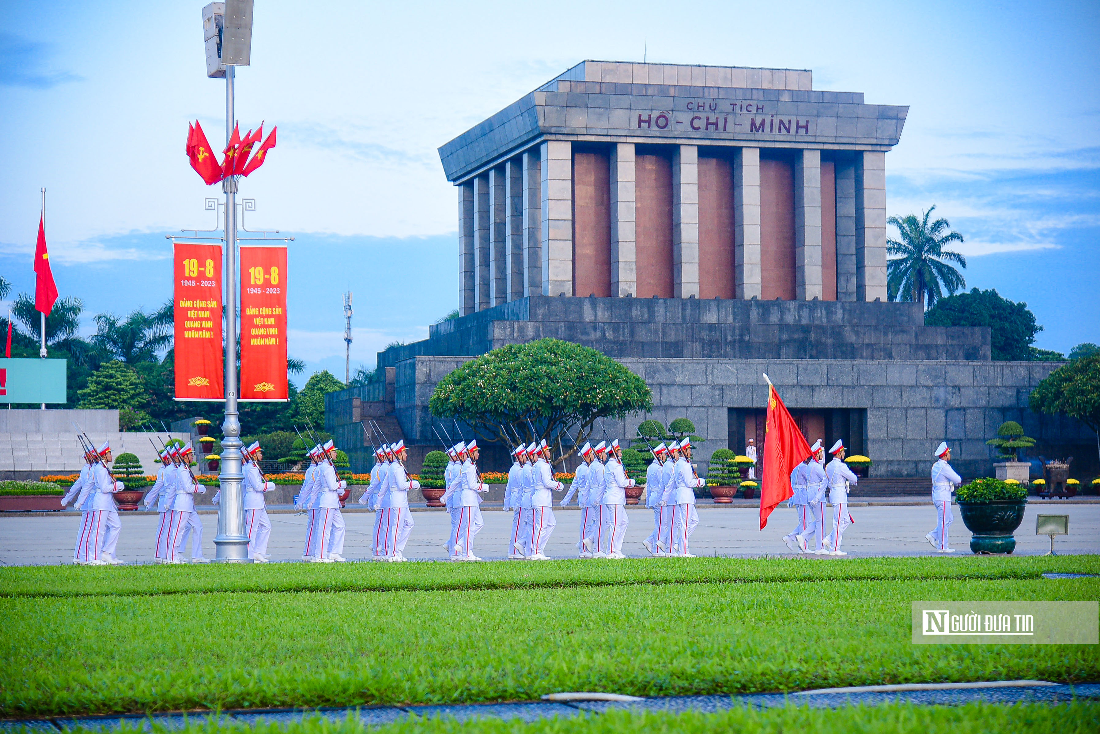 Sự kiện - Hà Nội: Hàng nghìn người xem Lễ Chào cờ tại Quảng trường Ba Đình (Hình 7).