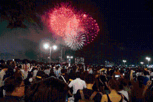 VIDEO: Người dân TP.HCM hào hứng với màn pháo hoa chào mừng 2/9