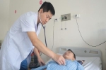 Nam thanh niên 18 tuổi ở Hà Nội bị lốp xe ô tô phát nổ văng giữa ngực, chấn thương nguy kịch