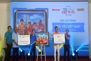 Giải Golf 'Tôi yêu Việt Nam': Ca sĩ Tuấn Hưng đấu giá thành công bức tranh 300 triệu đồng
