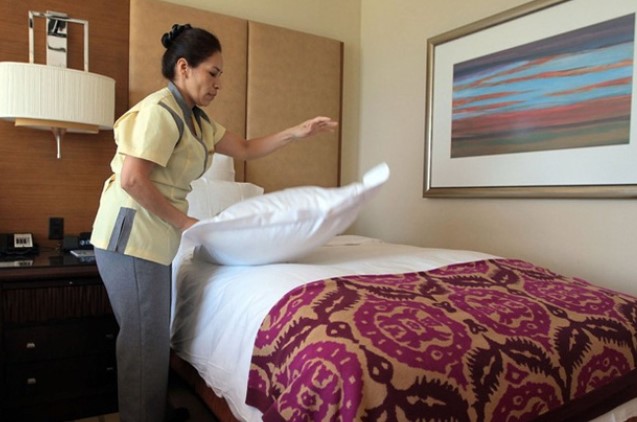Đời sống - Tại sao không nên gấp chăn gối trước khi rời khách sạn?