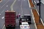 Clip: Đôi vợ chồng dừng xe tải, cứu mạng bé trai lao ra giữa đường