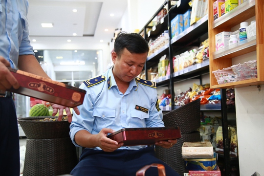 Đà Nẵng: Kiểm tra đột xuất 2 cửa hàng, thu giữ 150 sản phẩm bánh nhập lậu - Ảnh 1.