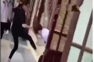 Nữ sinh bị hành hung tại hành lang trường học