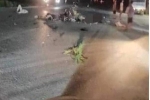 2 xe máy va chạm kinh hoàng, 5 người thương vong