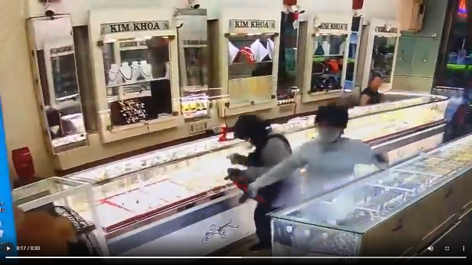NÓNG: Đôi nam nữ dùng súng cướp tiệm vàng Kim Khoa ở Khánh Hòa - Ảnh 2.