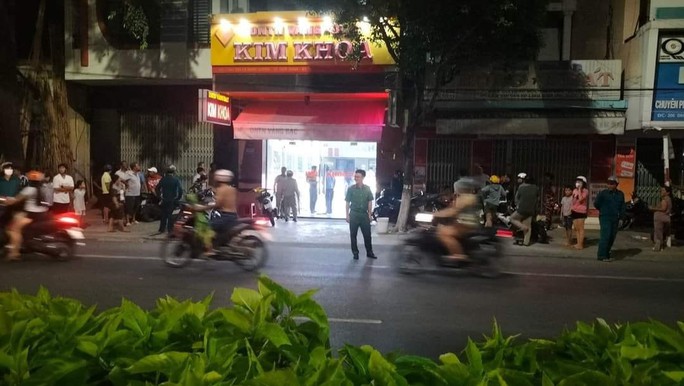 NÓNG: Đôi nam nữ dùng súng cướp tiệm vàng Kim Khoa ở Khánh Hòa - Ảnh 4.