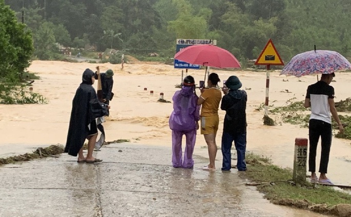 Nhiều địa phương, tuyến đường ở Thanh Hóa và Nghệ An bị chia cắt, cô lập do mưa lớn - Ảnh 3.