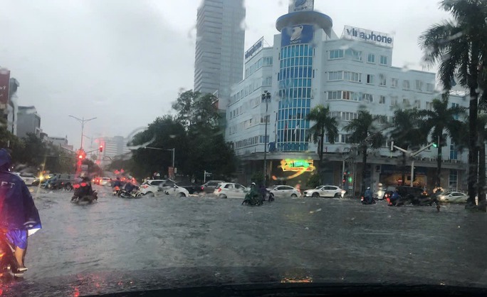 Nhiều địa phương, tuyến đường ở Thanh Hóa và Nghệ An bị chia cắt, cô lập do mưa lớn - Ảnh 5.