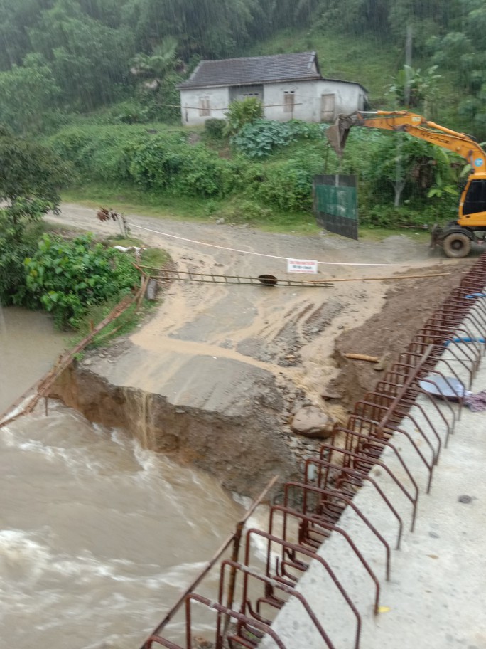 Nhiều địa phương, tuyến đường ở Thanh Hóa và Nghệ An bị chia cắt, cô lập do mưa lớn - Ảnh 7.