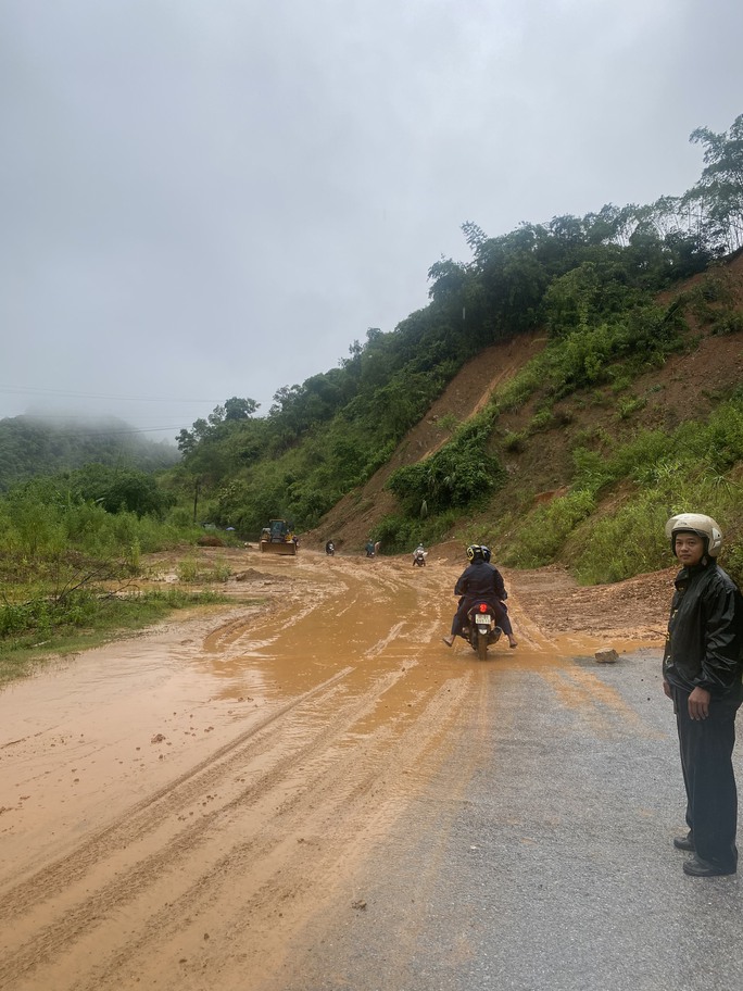 Nhiều địa phương, tuyến đường ở Thanh Hóa và Nghệ An bị chia cắt, cô lập do mưa lớn - Ảnh 8.