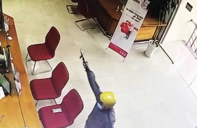 NÓNG: Bắt giữ nghi phạm cướp ngân hàng ở Tiền Giang - Ảnh 2.