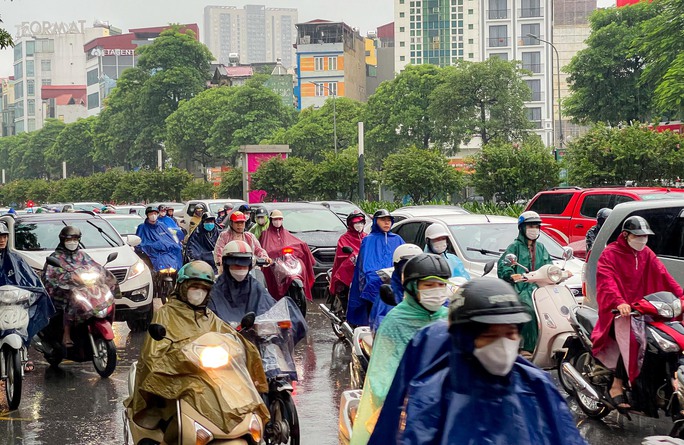 Giao thông Hà Nội tê liệt trong trận mưa lớn đầu ngày - Ảnh 2.