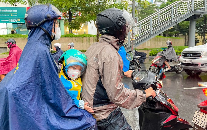 Giao thông Hà Nội tê liệt trong trận mưa lớn đầu ngày - Ảnh 4.