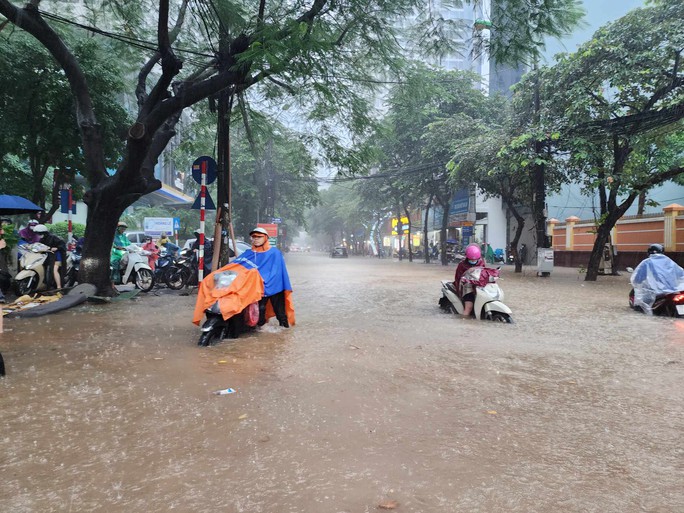 Giao thông Hà Nội tê liệt trong trận mưa lớn đầu ngày - Ảnh 9.