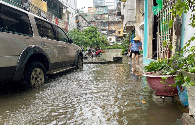 Giao thông Hà Nội tê liệt trong trận mưa lớn đầu ngày - Ảnh 13.