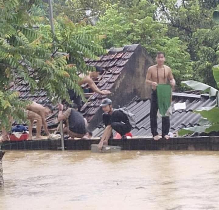 Dân sinh - Không kịp thoát khỏi nước lũ, 40 học sinh phá nóc nhà kêu cứu