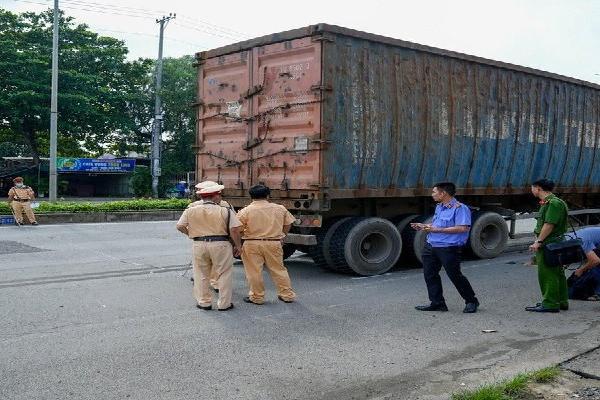 Điều tra vụ va chạm giữa xe container và xe máy khiến người đàn ông tử vong