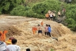 Gia Lai: Giải cứu 3 học sinh mắc kẹt giữa dòng nước chảy xiết
