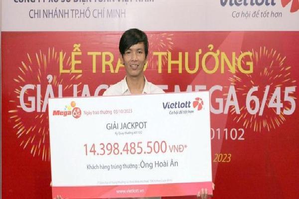 Một người đến từ TP HCM không đeo mặt nạ khi nhận giải Jackpot của Vietlott