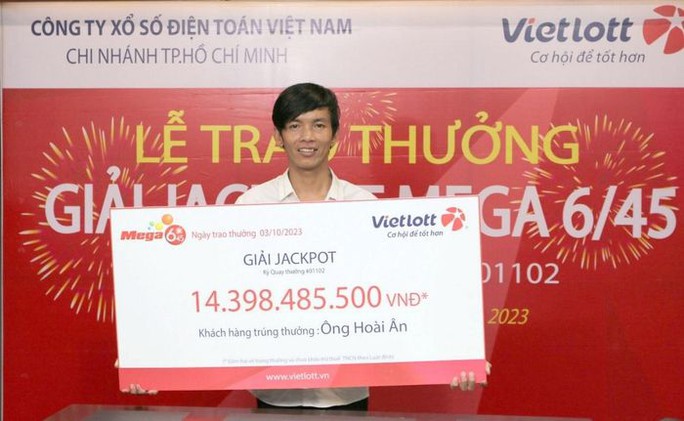 Một người đến từ TP HCM không đeo mặt nạ khi nhận giải Jackpot của Vietlott - Ảnh 1.